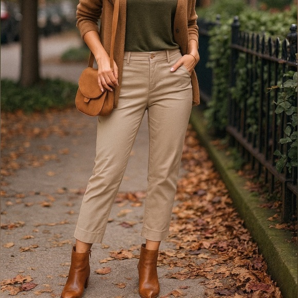 Ann Taylor Pants - Ann Taylor Khaki capri pant ❤️